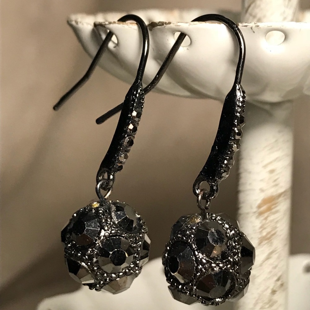 🌸 Pewter finish jeweled dangle earrings
